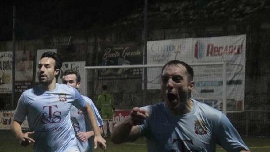Celebración del gol de la victoria ante el Atios. // Santos Álvarez