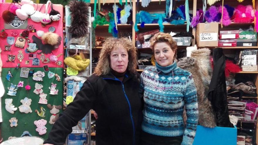 María Saldaña (d), propietaria de la Mercería Saldaña, posa en dicha tienda con su empleada Anuska Rodríguez. // FdV
