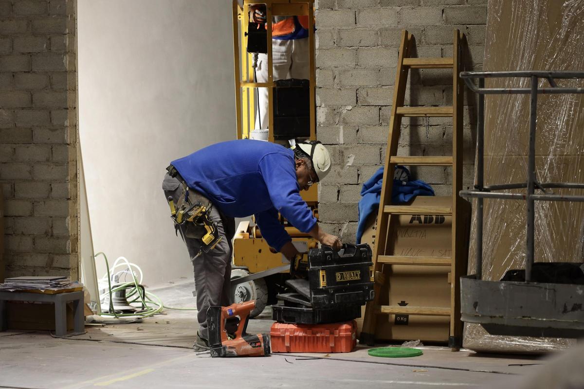 Un trabajador, durante su jornada laboral.