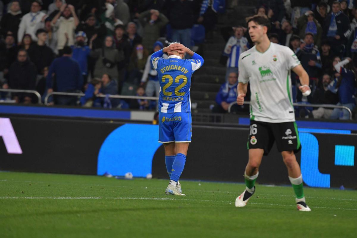 Un Dépor sin fortuna ni puntería cae en Riazor contra el Racing de Santander