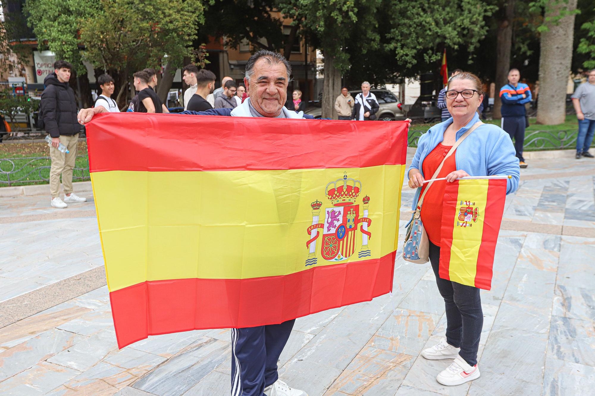 Baño de masas de Abascal en mitad de la lluvia en Orihuela