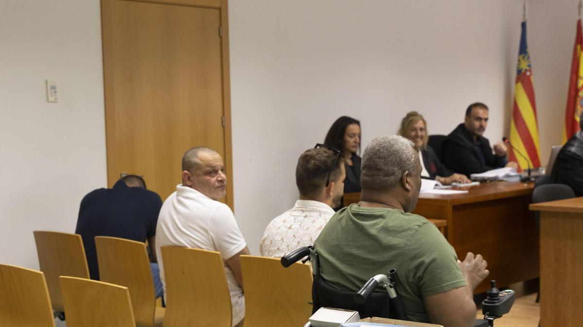 Los cuatro acusados sentados de espaldas en el banquillo este jueves en la Audiencia de Alicante.