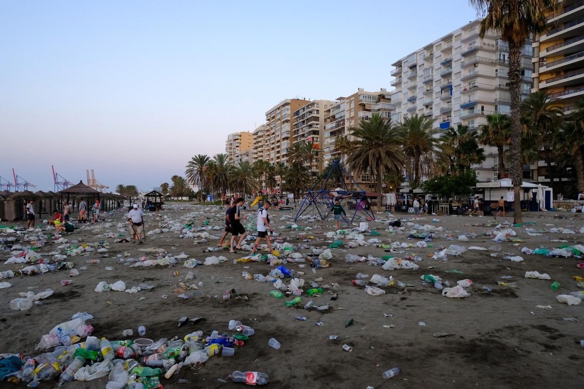 Toneladas de basura se acumulan en la playa tras celebrar la Noche de ...