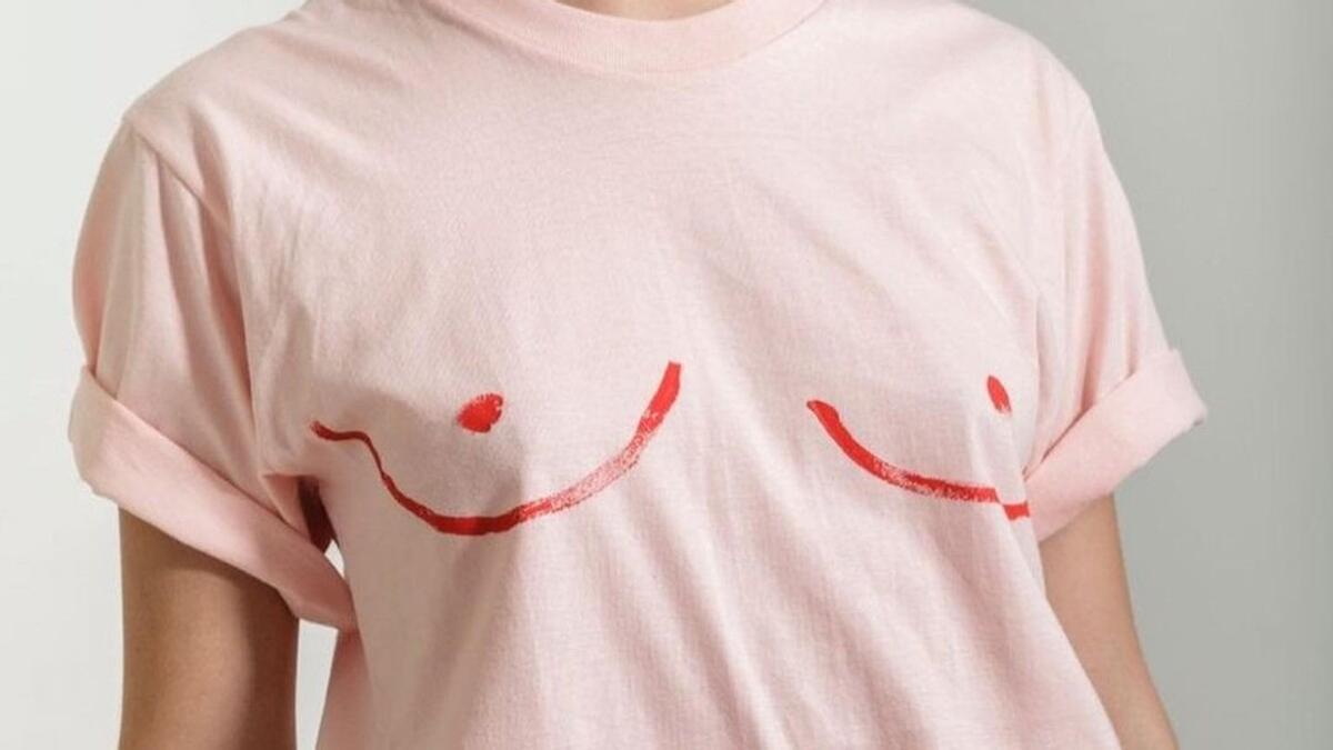 De dónde es la camiseta con los pechos dibujados de Aitana Mas.