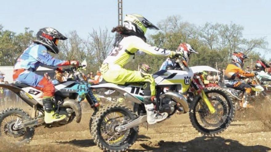 Delia Dionisio, con su moto rodeada de otros pilotos en una competición.