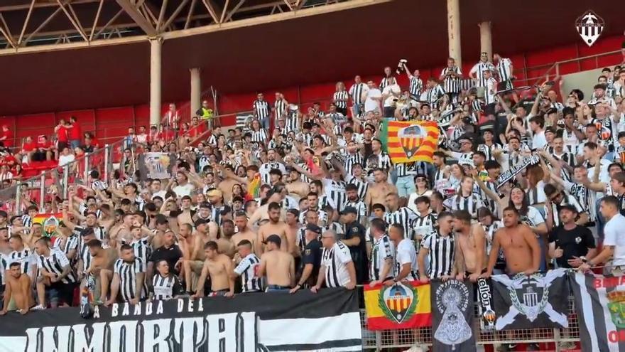 Vídeos: la afición del CD Castellón anima al equipo en Almería