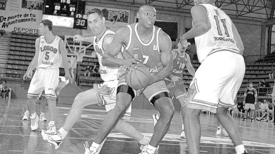 Glen Whisby, con el balón, en un partido ante el Cantabria Lobos en la temporada 1999-2000.