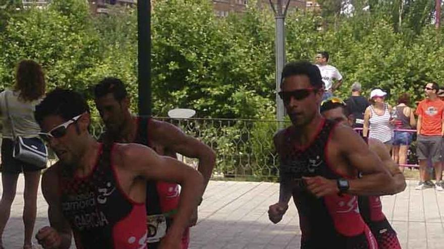 El equipo &quot;A&quot; del Bodegas Monte la Reina-Triatlón Zamora.