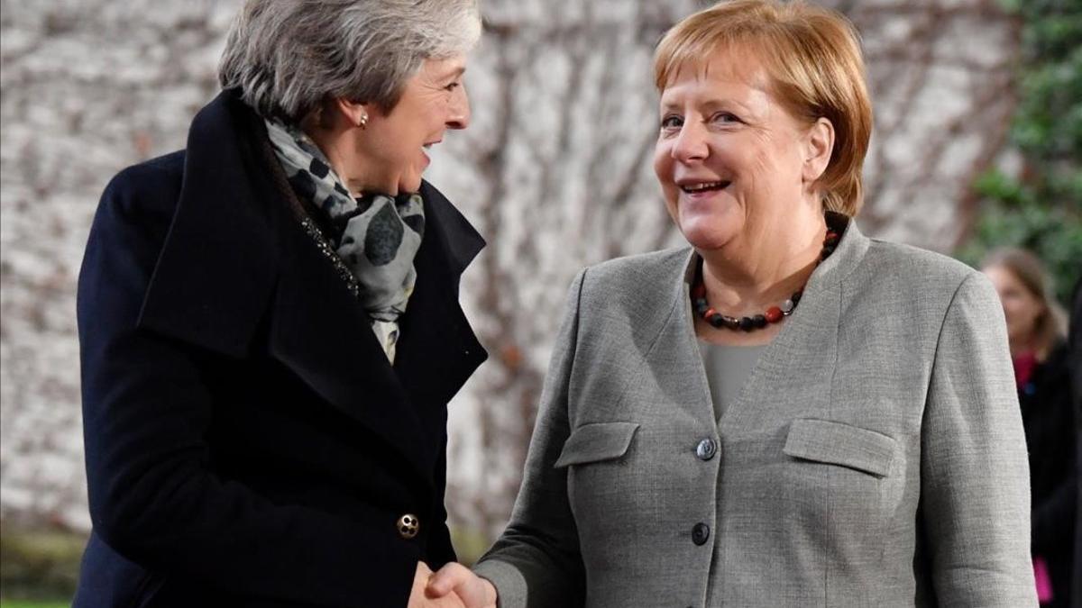 La cancillera Angela Merkel (derecha) saluda a la cancillera Angela Merkel en Berlín.