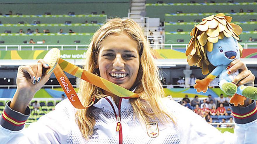 Michelle Alonso, feliz tras recibir la medalla de oro.