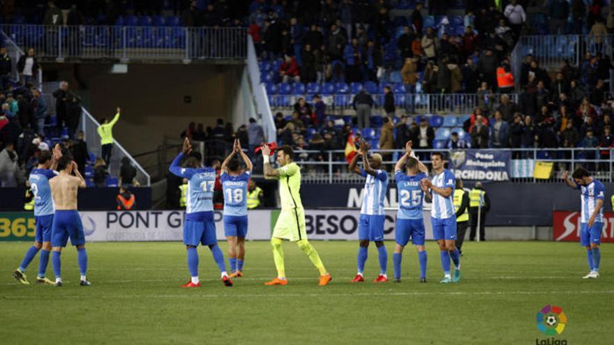 Los jugadores del Málaga agradecen al público su entrega pese a la derrota cosechada ante el FC Barcelona.