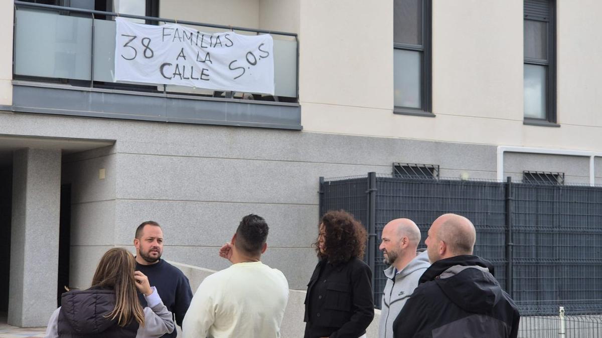 Vecinos afectados en el interior de su urbanización.