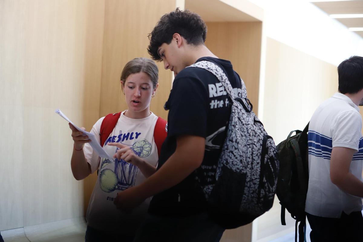 Dos estudiantes hablando sobre un examen de la PAU en la Facutal de Derecho de Zaragoza