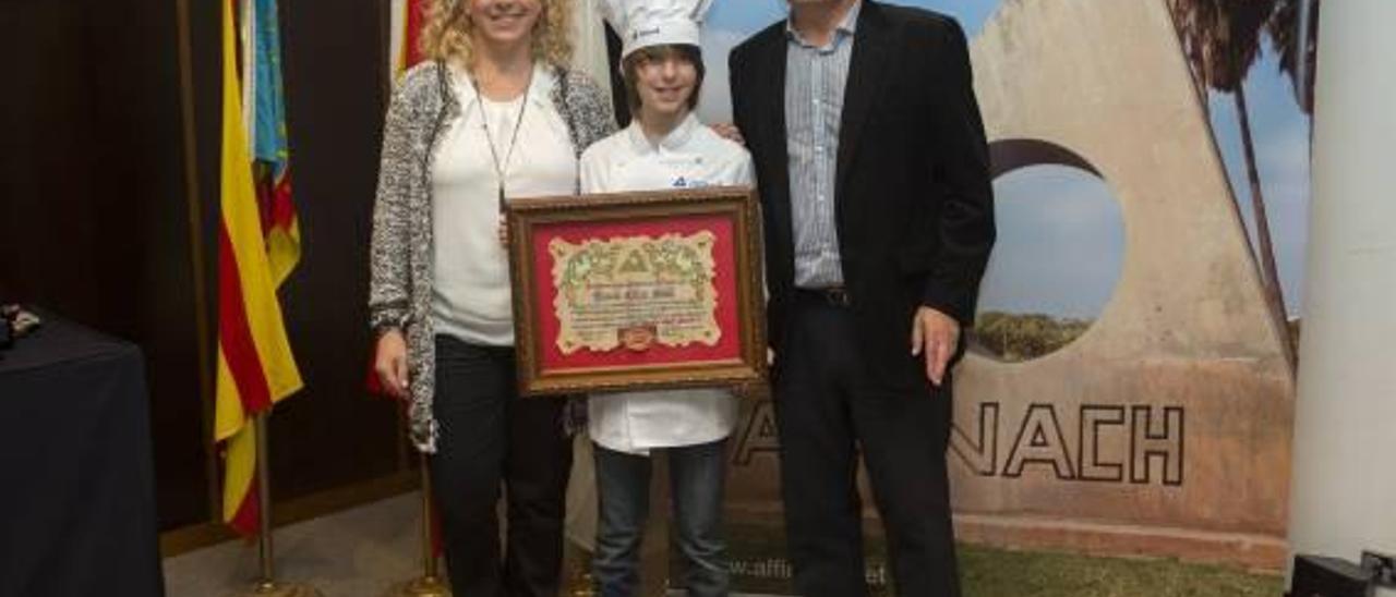 Alfinach nombra vecino de honor al niño Manuel Esteve, ganador de «Masterchef»