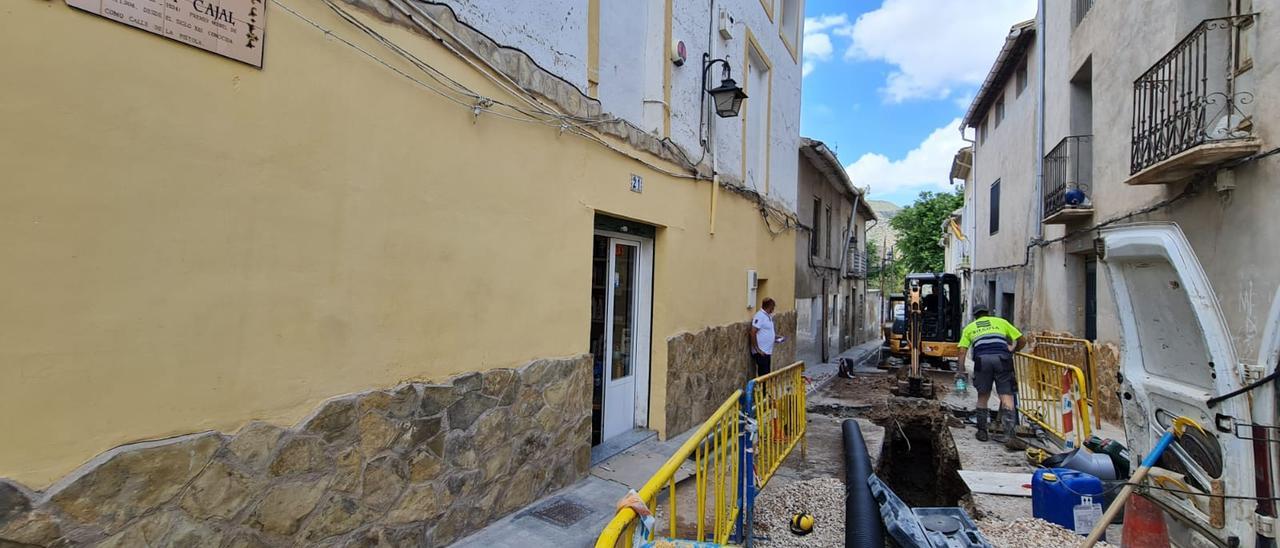 Obras en la calle Ramón y Cajal de Elda.