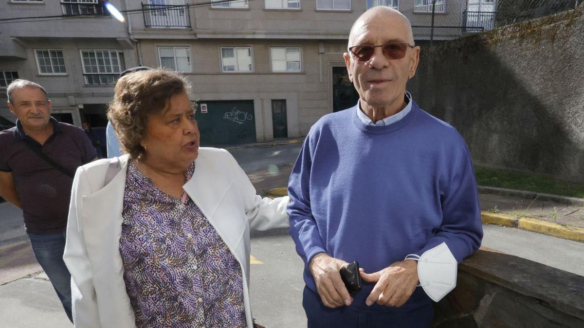 Rafael Pillado junto a Cristina Almeida, ayer a las puertas de los juzgados de Ferrol. |   // KIKO DELGADO