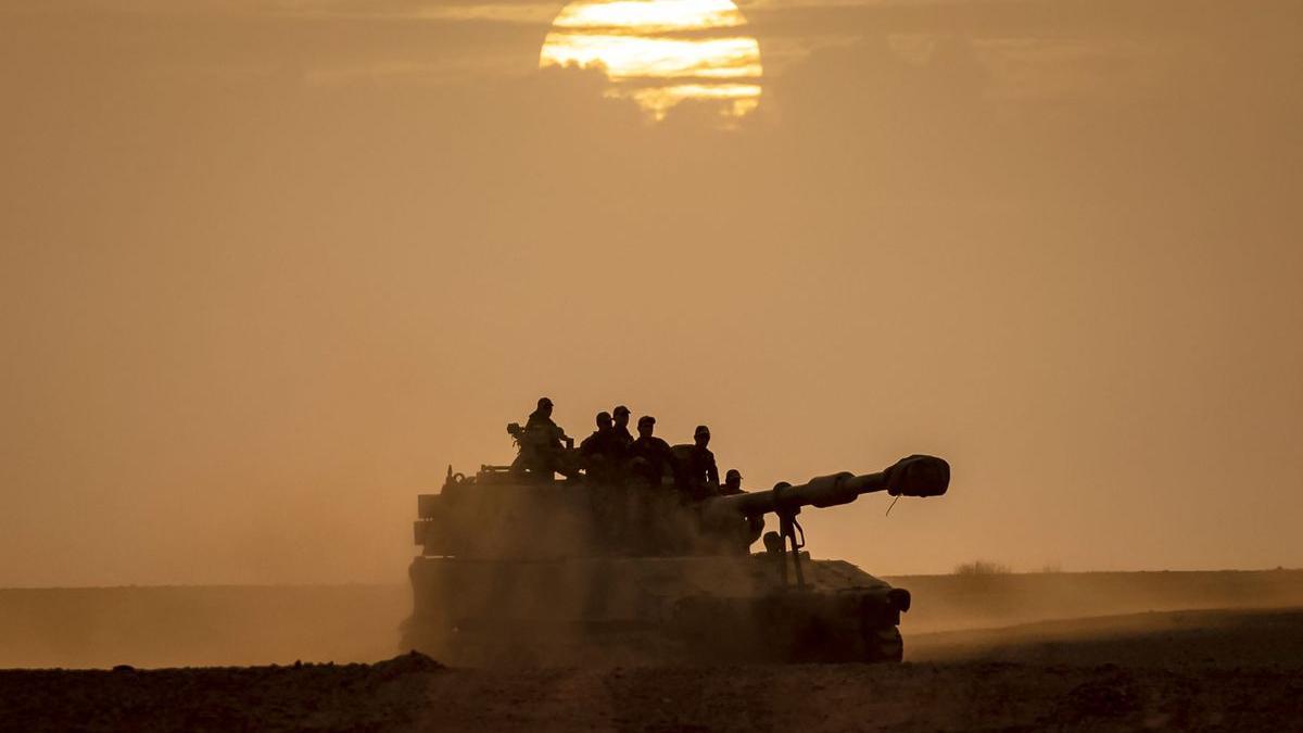 Un tanque de las Fuerzas Armadas Reales de Marruecos conduce sobre la región de Grier Labouihi en Agadir, al sur de Marruecos, el 21 de junio de 2022 durante las maniobras African Lion 2022. /