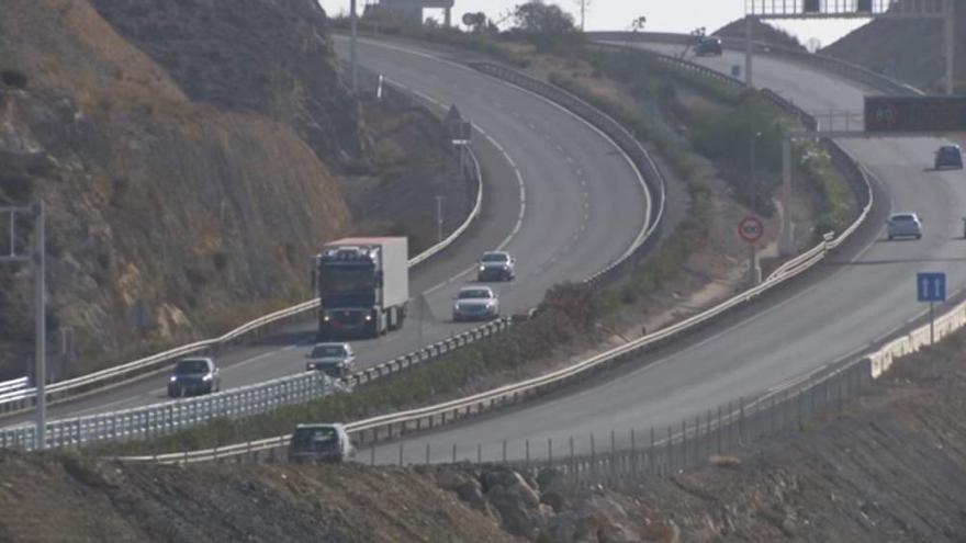 Un choque entre un camión y un turismo provoca retenciones en la A-7