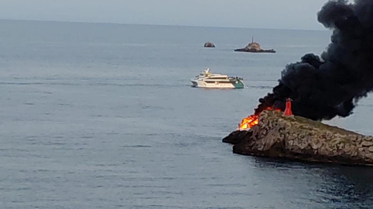Incendio de una lancha cerca de s'Illa Negra, en el puerto de Ibiza.