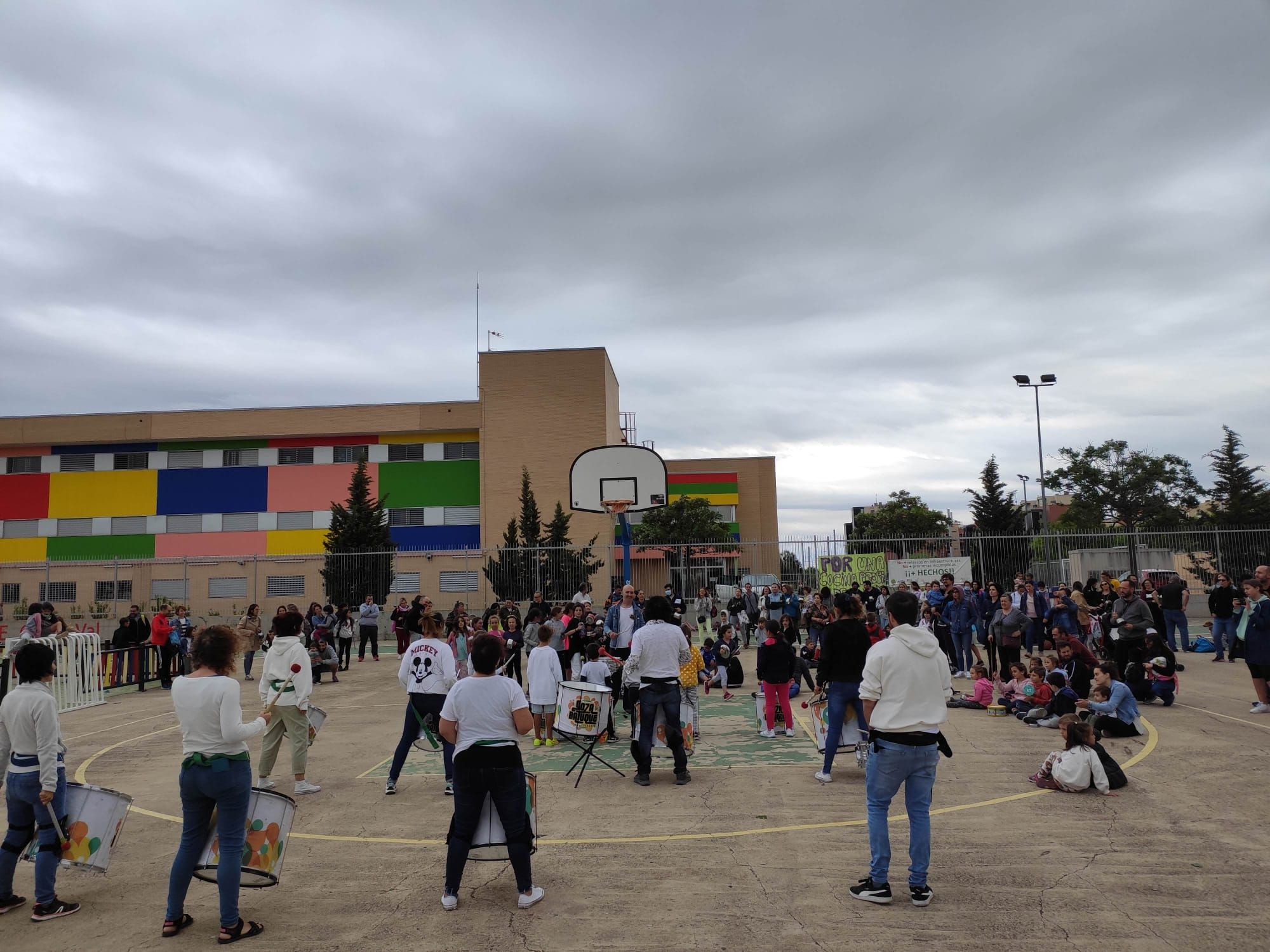 GALERÍA | Los padres del colegio de Valdespartera protestan por un comedor digno