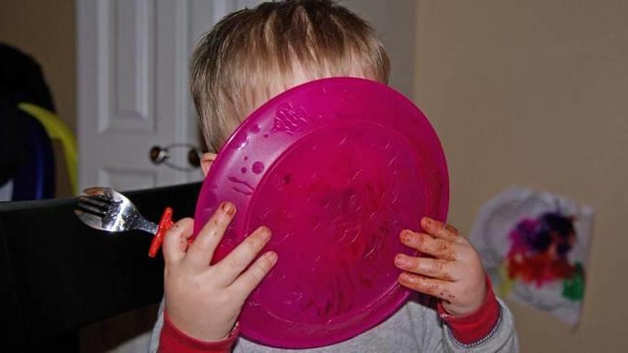 Un infant escurant el plat en un menjador escolar de Manresa. Les beques menjador han augmentat molt