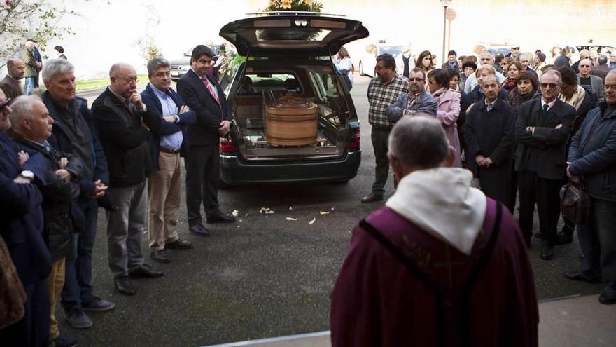 El sacerdote Silverio Rodríguez Zapico recibe ayer en la iglesia de la Resurrección, en Laviada, el féretro con el cuerpo de Rodolfo Pico, junto a familiares y amigos.