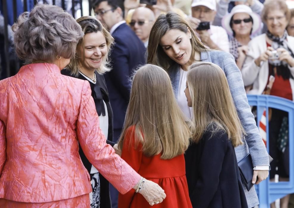 Pünktlich, aber nicht vollzählig: Letizia und Felipe, ihre Kinder Leonor und Sofía sowie Altkönig Sofía fanden sich am Sonntag (16.4.) traditionsgemäß in Palma Kathedrale ein.