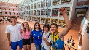 Pol, Emma, Marina, Lua y Lluc, este miércoles en la UPF, donde se están examinando de las PAU.