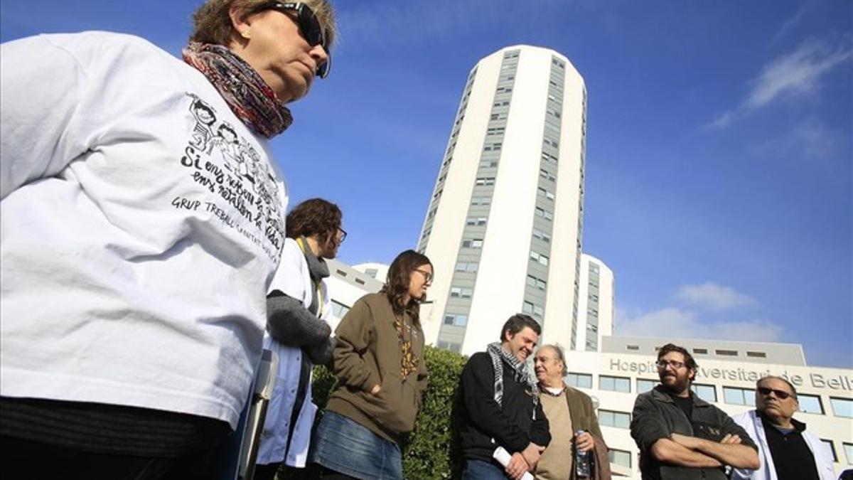 Acto de la CUP con trabajadores de la sanidad pública, frente al hospital de Bellvitge, este jueves.