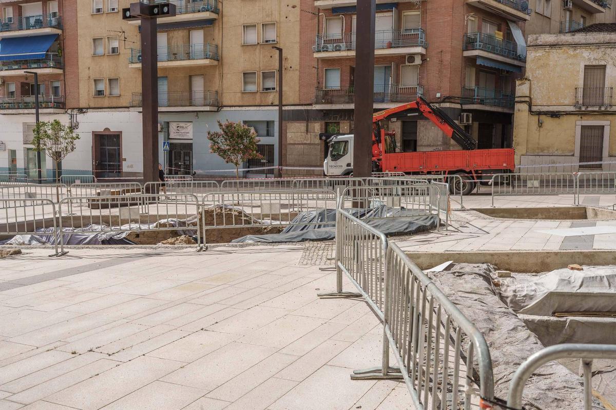 Restos arqueológicos pendientes de integración en la plaza de Santa Eulalia de Mérida.