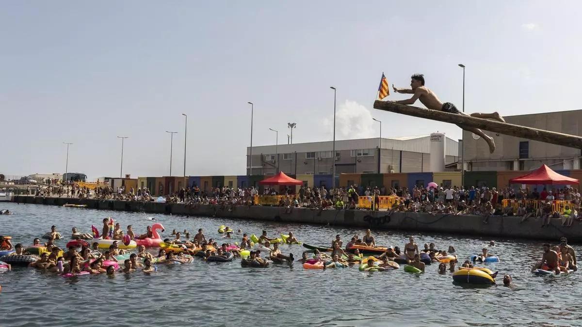 Las cucañas marítimas son uno de los actos más esperados cada año en el Port de Sagunt.