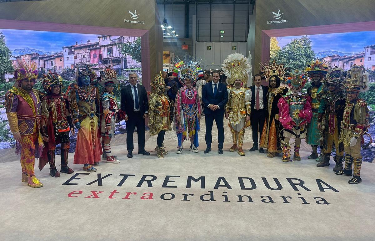 Directivos de Ibercaja en la presentación en Fitur del Carnaval de Badajoz