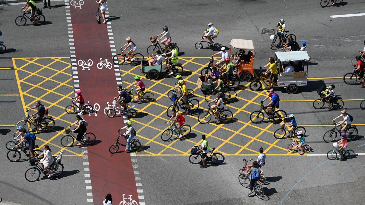 Las bicicletas se manifiestan pacificamente por las calles de Barcelona para pedir menos coches y más seguridad