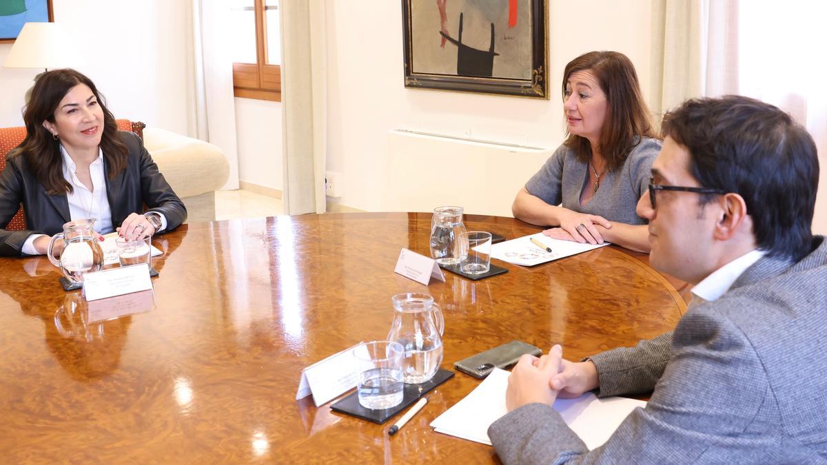 La secretaria de Estado de Turismo, Rosana Morillo con la presidenta Armengol y el conseller Negueruela este martes en el Consolat de Mar.