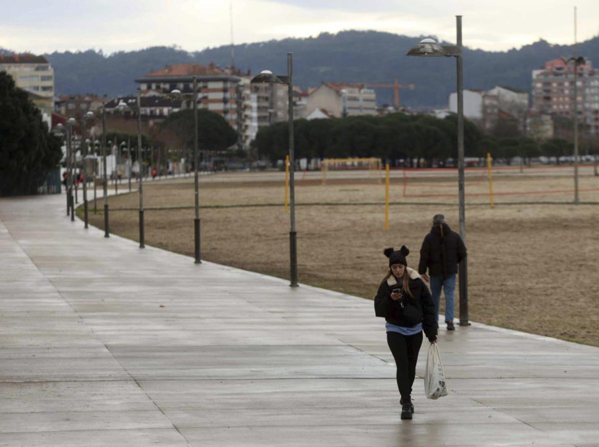 Puntos de luz del paseo marítimo de Vilagarcía.  |  Noé Parga