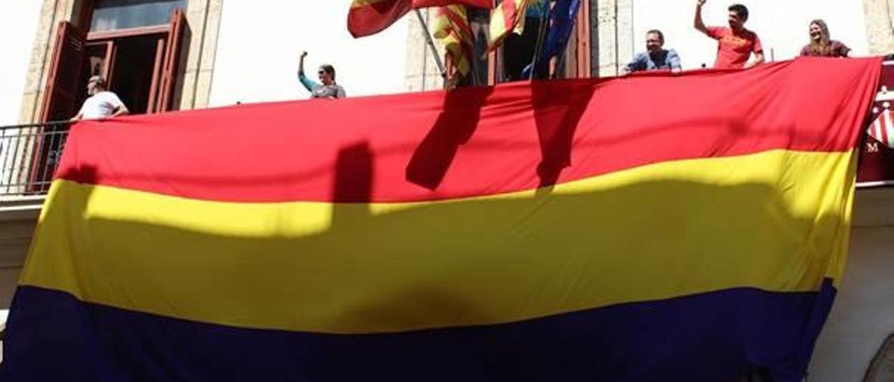 Una bandera republicana gigante fue desplegada en el palacio consistorial.