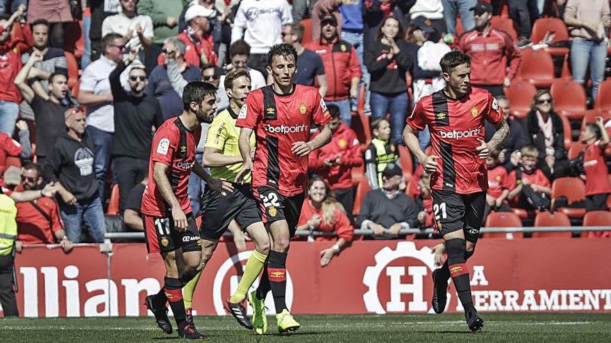 Budimir es felicitado por Salva Ruiz y RaÃ­llo tras anotar un tanto ante el Elche