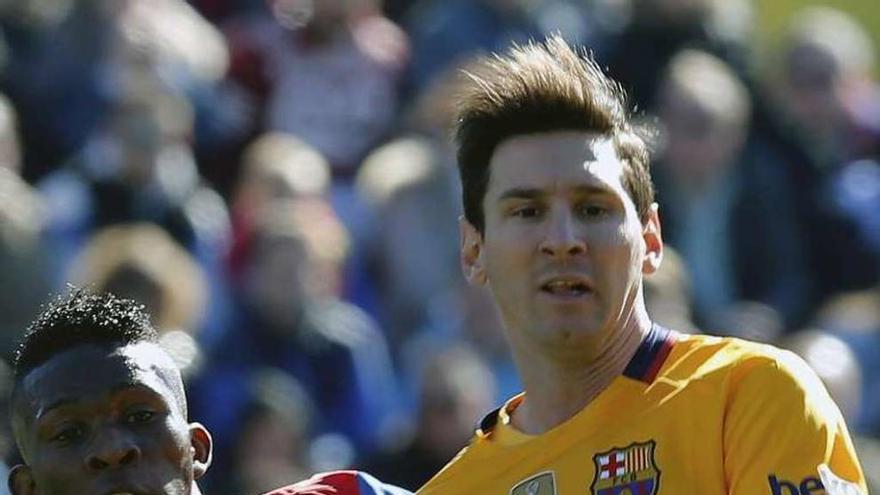 Messi, a la derecha, contra el Levante el pasado domingo.