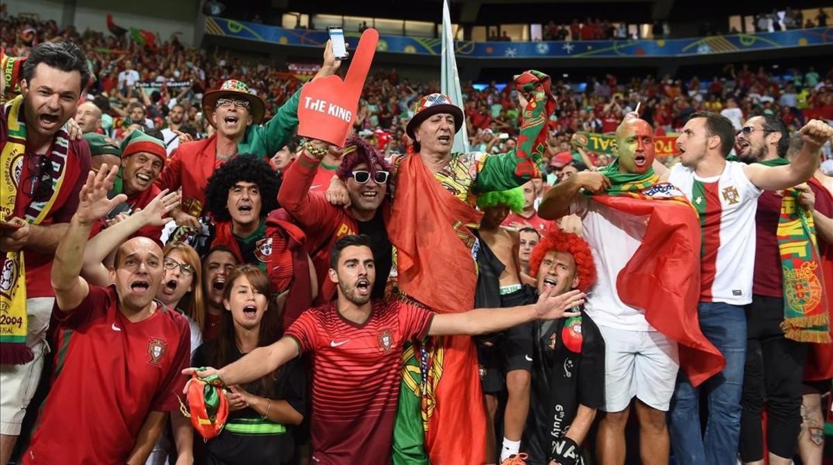 rpaniagua34603025 lyon  france   06 07 2016   supporters of portugal celebrate160709211200