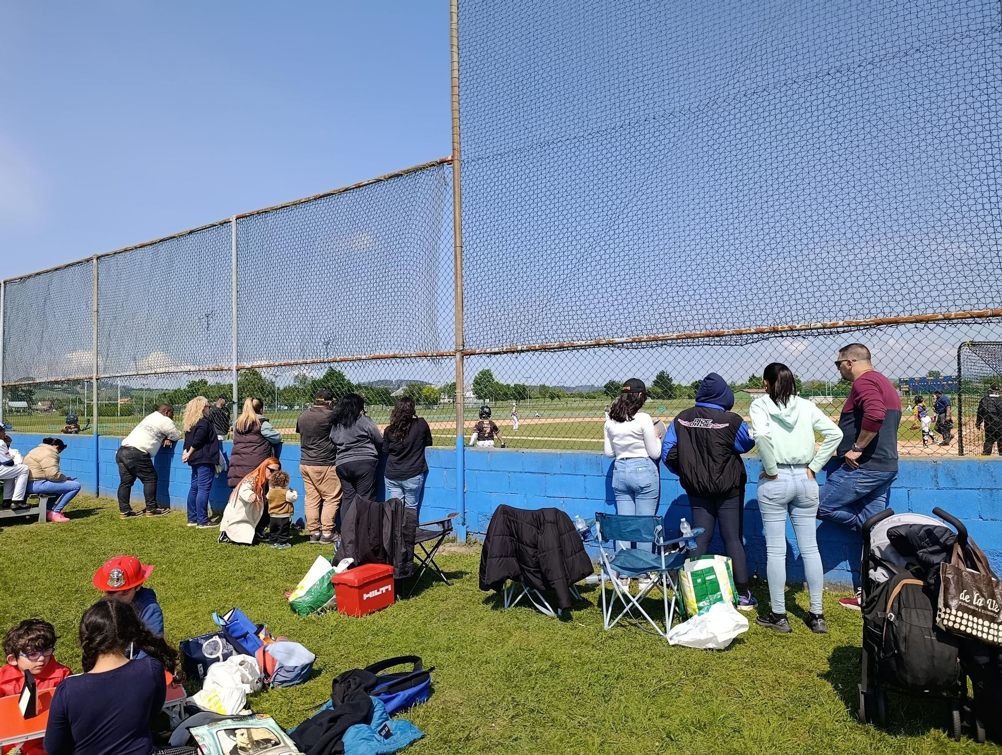 El campeonato Europeo de la Pony League de Béisbol batea en Llanera