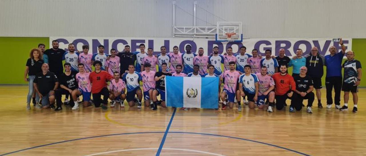 Selección guatemalteca y Rasoeiro posan en Monte da Vila.