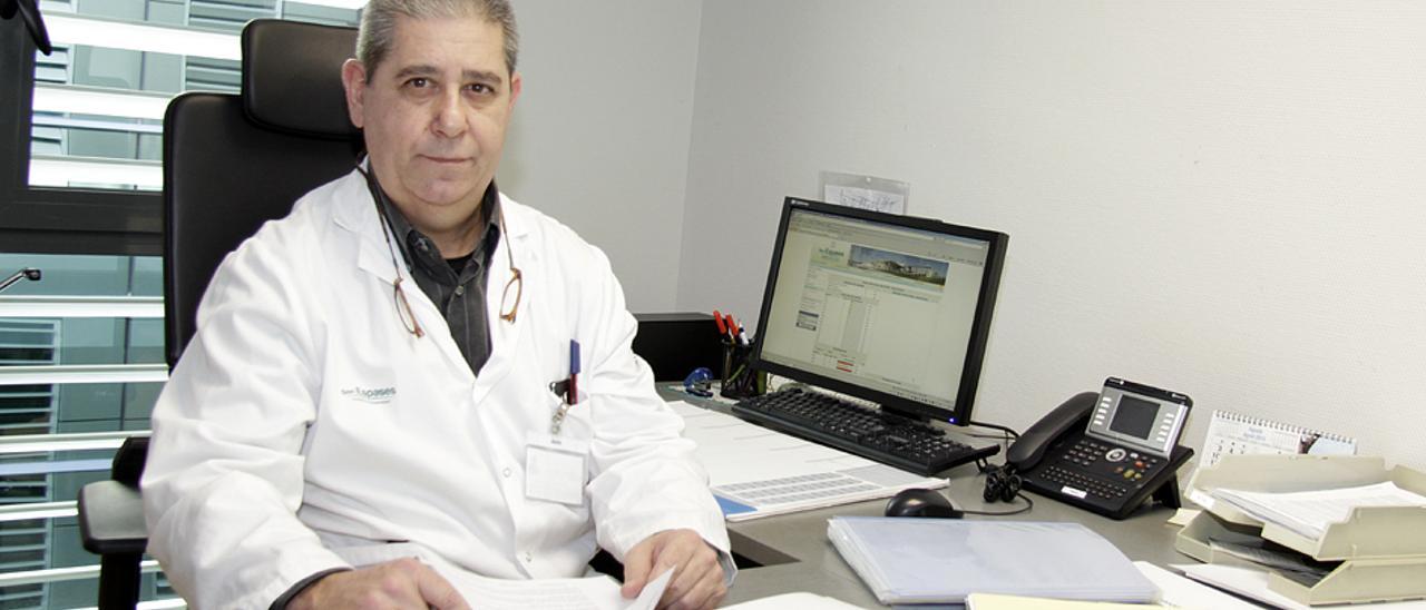 El anestesiólogo José Valdivia en una foto tomada en su consulta de Son Espases.