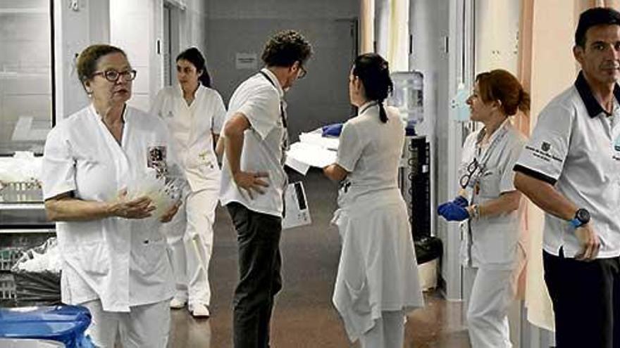 Una imagen de personal del servicio de urgencias del hospital de Son Llàtzer listos para actuar.