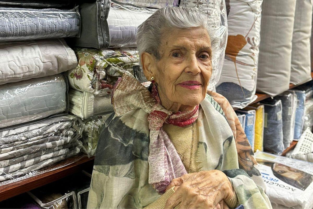 Entre agujas y protocolos: Así fue la vida de Loli, vecina de Lucero, como costurera de los reyes
