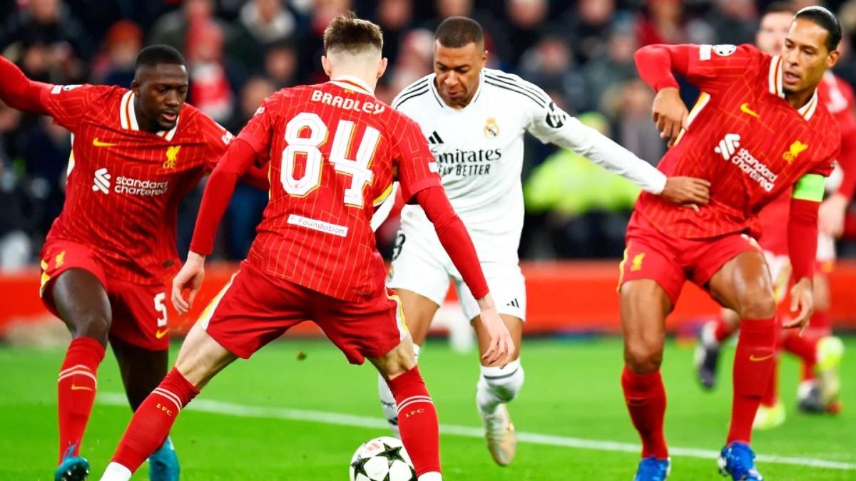 Mbappé rodeado de defensas del Liverpool