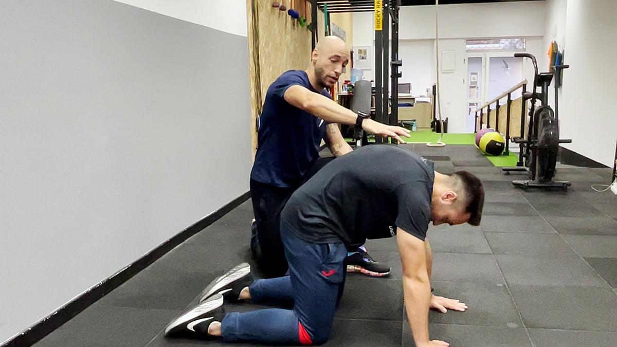 Los tres ejercicios de entrenamiento que te ayudarán a no hacerte daño cuando portes el paso de Semana Santa