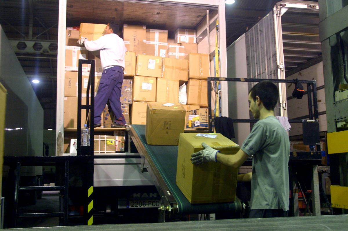Empleados de una empresa de transporte de paquetería de Barcelona.