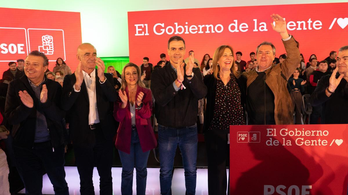 Sánchez, junto a miembros del PSOE andaluz, entre los que están Juan Espadas y Javier Fernández
