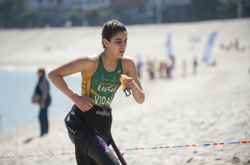 Más de 300 deportistas en el X Triatlón de Riazor