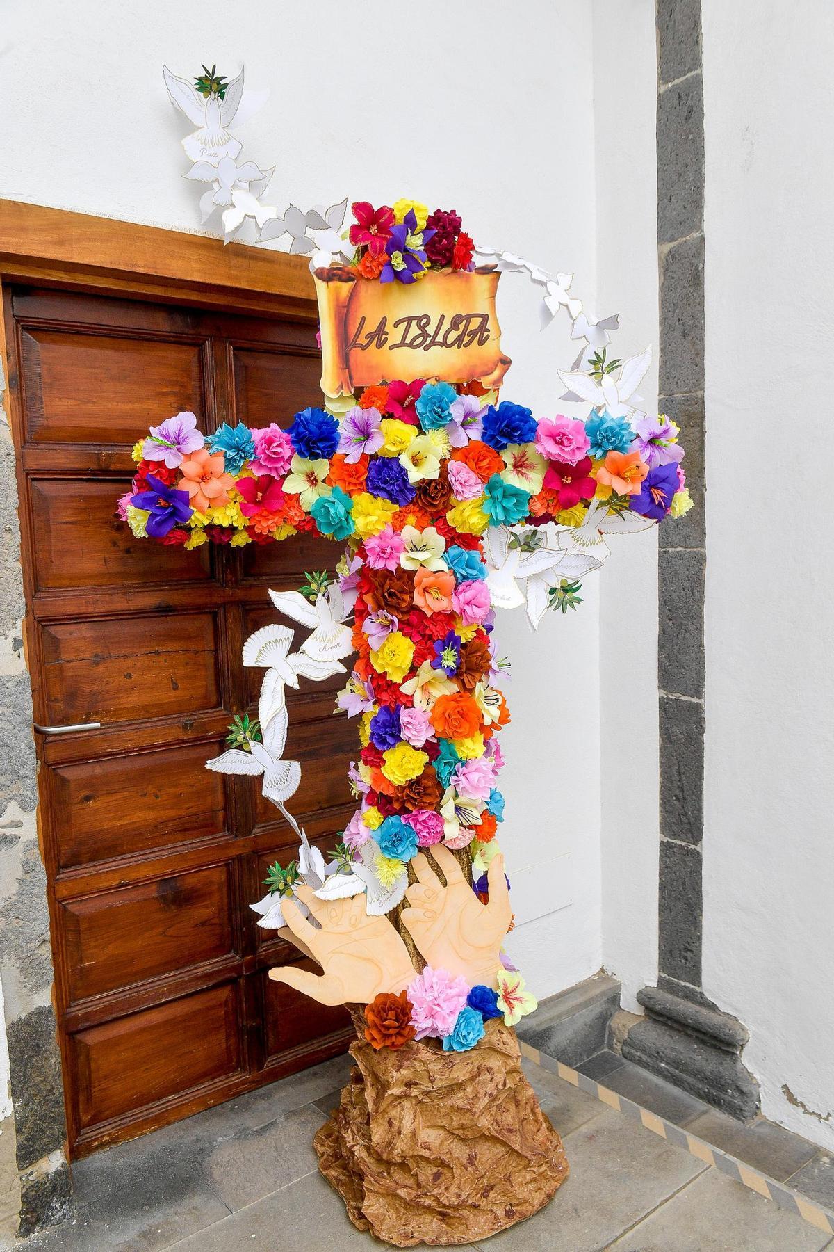 Cruz realizada por grupos de las siete parroquias de La Isleta.